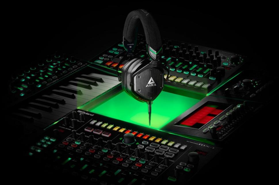 Roland ergänzt Aira-Serie um M100 Kopfhörer