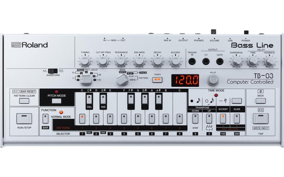 Roland TB-03: Das Layout der TB-303 hat Roland nahezu identisch übernommen und um Regler für die Effekte und ein Display ergänzt.