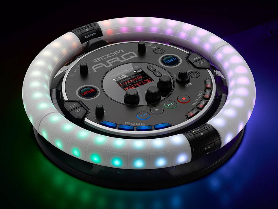 In jedem Fall ein Hingucker: Zooms neue Kombination aus Drumcomputer, Synth, Looper & MIDI-Controller begeistert mit seinem organischen Ansatz.