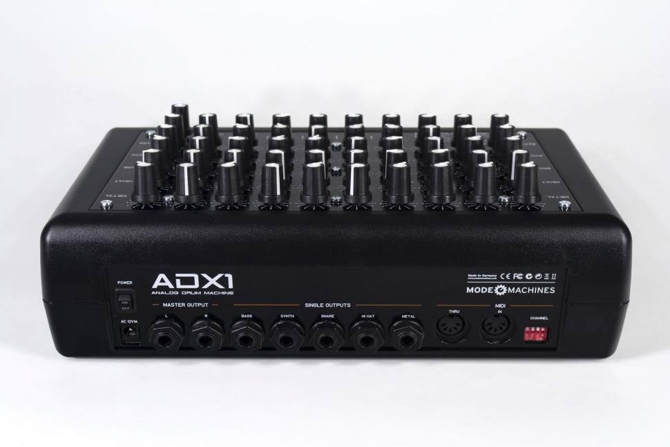 Da gerade analoge Drumsounds sehr von externer Nachbearbeitung profitieren, sind Einzelausgänge Pflicht. Der Nutzen ist beim ADX-1 aber leider eingeschränkt, da das Instrument weiterhin in der Stereosumme zu hören ist.