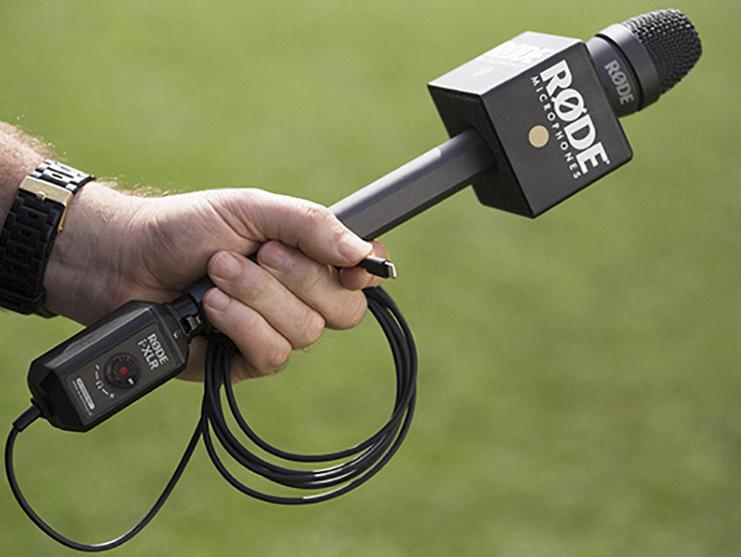 i-XLR ermöglicht in Verbindung mit einem iPhone und einem guten Mikrofon professionelle Aufnahmen. Das Interface kann direkt auf den XLR-Anschluss eines Mikrofons wie des Rode Reporter oder NTG4+ gesteckt werden.