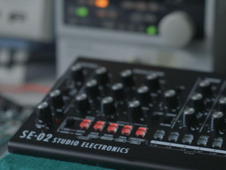 Roland SE-02 in Zusammenarbeit mit Studio Electronics