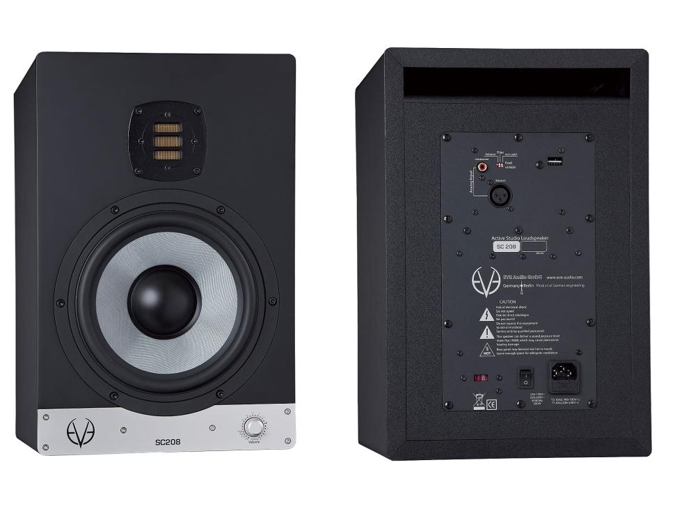 Die rückseitige Bassreflexöffnung des Eve Audio SC208 besitzt einen großen Querschnitt, was die druckvolle und präzise Basswiedergabe unterstützt und Strömungsgeräusche vermeidet.