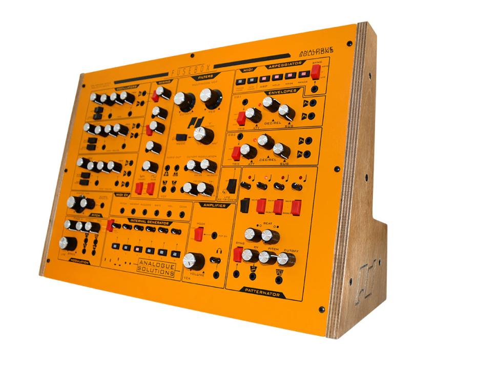 Drei Oszillatoren, Multimode-Filter und semimodulare Patch-Möglichkeiten sorgen für einen fetten und flexiblen Klang.