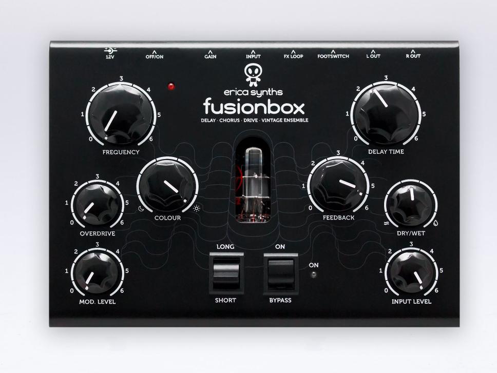 Für analoge Verzerrung sorgt eine in der Mitte der Fusion Box eingelassene Röhre.