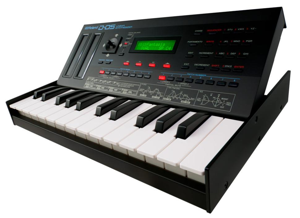 Der D-05 ist kompatibel zu dem optionalen Keyboard K-25m, das Bedienfeld kann in zwei Winkeln aufgestellt werden.