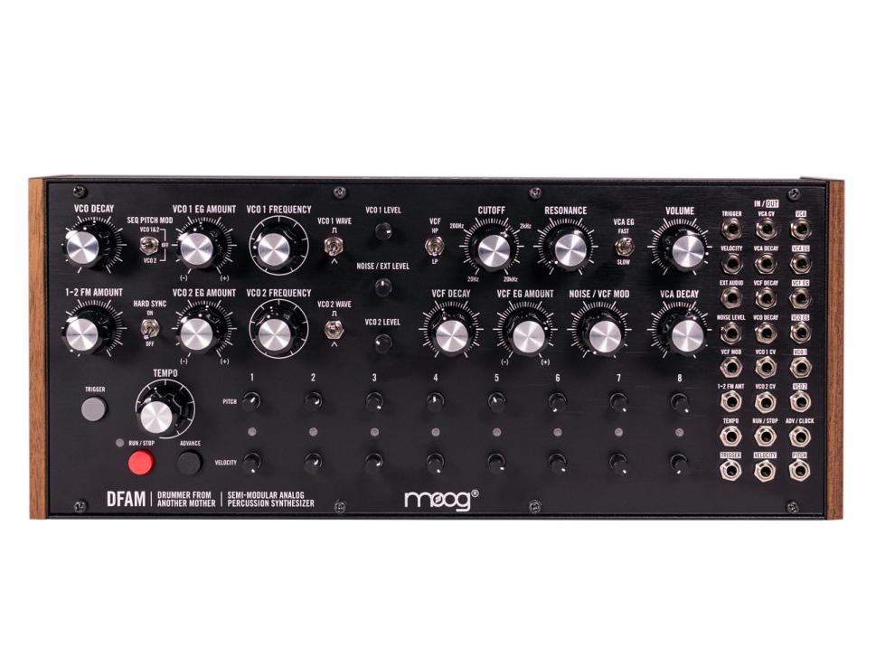 Über 24 Buchsen lässt sich die Klangerzeugung des semimodularen Synthesizers aufbohren, zudem erlaubt die Patchbay eine flexible Verknüpfung mit einem Modularsystem.