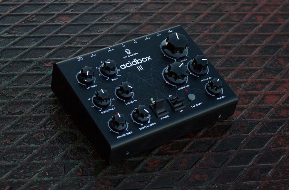 Die Acidbox III bietet erstmals Stereo-Eingänge und -Ausgänge. Der Kontrolleingang bietet verschiedene Optionen zur externen Steuerung der Parameter der Filterbox.
