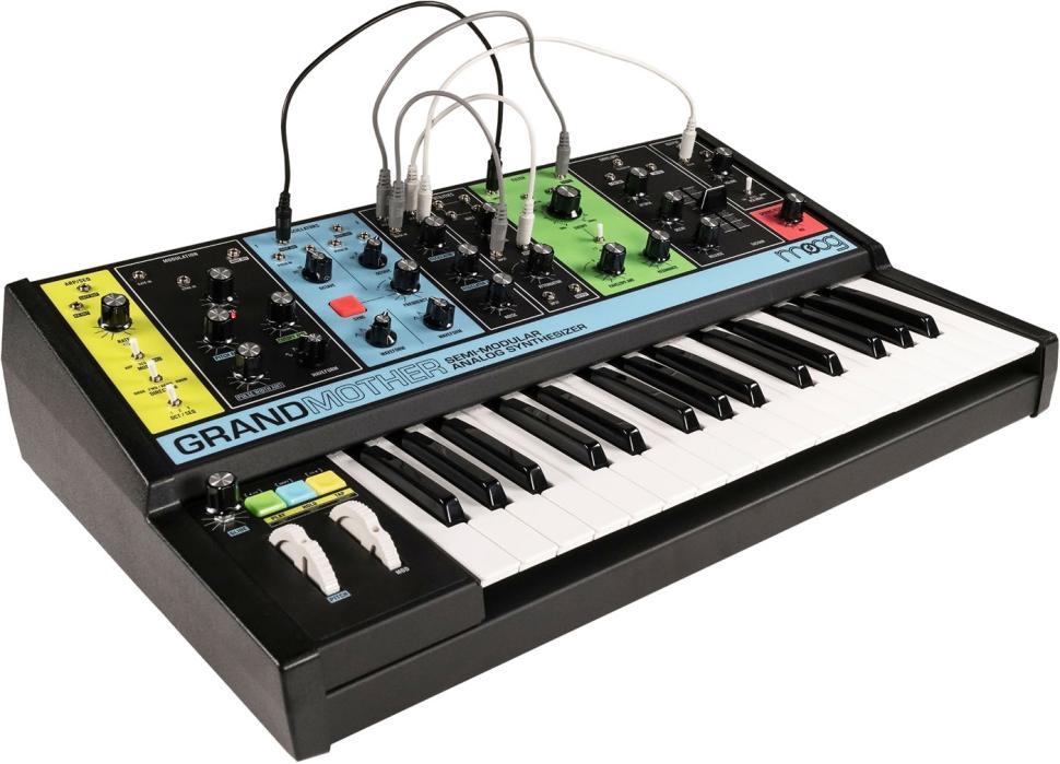 Über 41 Buchsen lässt sich die Klangerzeugung des semi-modularen Synthesizers aufbohren, zudem erlaubt dies eine flexible Verknüpfung mit einem Modularsystem.