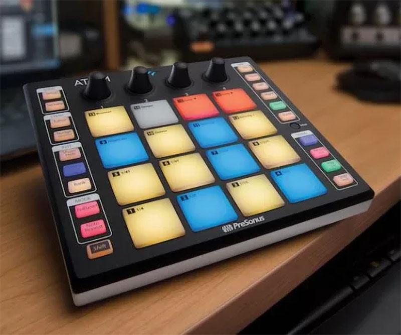 Atom wird über ein USB-Kabel mit dem Computer verbunden, hierüber wird der kleine Controller auch mit Strom versorgt.