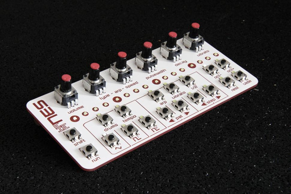 Per USB kann der kleine Synthesizer mit dem Rechner verbunden und mit dem kostenlosen Plug-in synchronisiert und editiert werden.