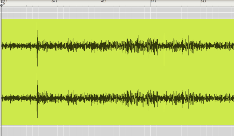 1 Pegelspitzen: Um die optimale Basis für einen lauten, aber dennoch dynamischen Mix zu liefern, normalisieren wir diesen. Nicht selten jedoch enthalten Aufnahmen kurze Pegelspitzen, die den Song einfach nicht laut klingen lassen, weil sie Headroom blockieren. Im obigen Beispiel sehen Sie eine eigentlich homogene Aufnahme, die immer wieder von kurzen Spitzen unterbrochen wird. Doch dem Problem lässt sich Herr werden.