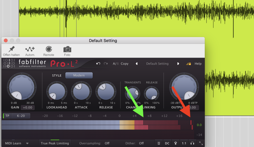 2 Differenzen finden: Wir nutzen der Einfachheit halber den FabFilter Pro-L 2, da wir später noch eine weitere Funktion davon benötigen. Zoomen Sie zu einer Pegelspitze und loopen etwa 1 Sekunde um den Bereich herum. Schalten Sie das Metering auf K-20 und prüfen die Differenz zwischen Durchschnittspegel (grüner Pfeil im Bild) und Maximalpegel (roter Pfeil). In diesem Fall etwa 12 dB (20 dB minus 8 dB).