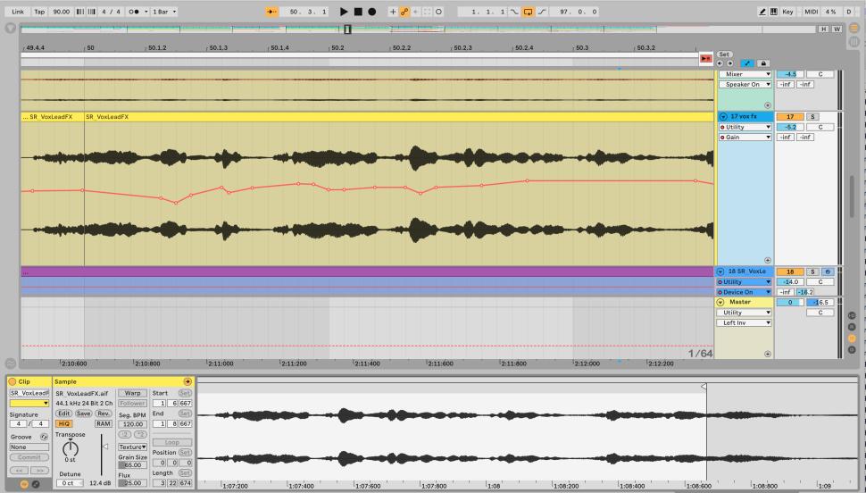 1 Dynamische Konsistenz: Automatisieren Sie für den gesamten Song das Level von Vocal-, oder auch Lead-Instrumenten, sodass die Lautstärke gleichmäßig ausbalanciert wirkt. Arbeiten Sie im Solo-Modus und korrigieren Sie den Pegel so, dass jedes Wort gut verständlich ist. Damit erreichen Sie nicht nur einen optimalen Eingangspegel für den nachfolgenden Kompressor, sondern auch exzellente Kompressionsergebnisse.