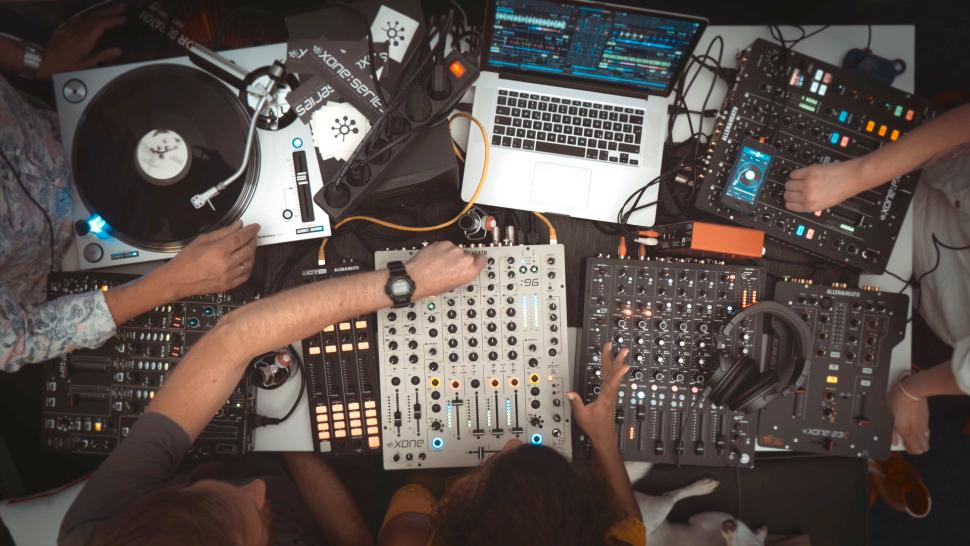 Der Traum für jeden DJ: Allen & Heath zu Besuch im eigenen Wohnzimmer