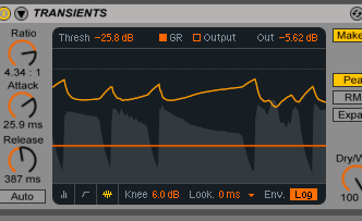 3 Attack: Damit die Transienten bzw. der Anschlag der Noten nicht komprimiert werden, stellen wir Attack auf 25 ms. Je nach Sound können hier höhere Werte Sinn machen. Um die Dynamik, also den ausklingenden Bass, beizubehalten, bietet sich ein Release-Wert um die 400 ms an. Im Bild oben sehen Sie anhand der gelben Linie schön, wie der Kompressor den Sound bei jeder Note erst nach dem Peak herunter drückt.