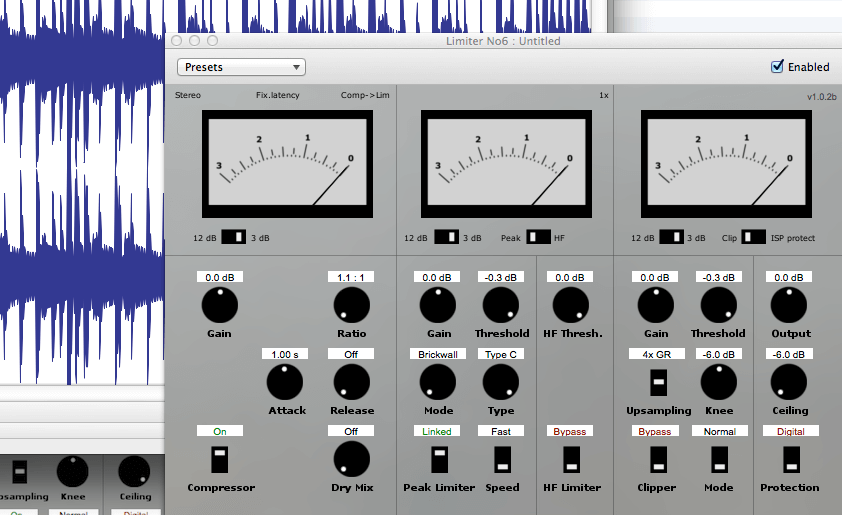 2 Limiting: Laden Sie den Loop in einen Audioeditor oder Ihre DAW. Schon auf den ersten Blick sind jede Menge kurze Peaks erkennbar, welche im Mix für Unruhe sorgen können. Mit einem Limiter lassen sich diese aber leicht in den Griff kriegen. Mit der Freeware Limiter No6 oder dem T-RackS Brickwall Limiter geht das in zwei Handgriffen. Beim Limiter No6 geben Sie mit Ceiling die maximale Ausgangslautstärke an.