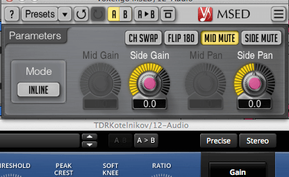 2 Mid-/Side-Aufteilung: Laden Sie Voxengo MSED auf beide Spuren, aktivieren SIDE MUTE auf der ersten, MID MUTE auf der zweiten und routen die Spuren zu einer Gruppe oder einem Bus. Spur 1 enthält somit nur noch die absolute Mitte der Signals, während Spur 2 ausschließlich die Stereo-Seiten wiedergibt. Noch sollte der Loop unverändert klingen. Der Loop enhält bereits Stereo-Informationen, die wir per Kompressor betonen.
