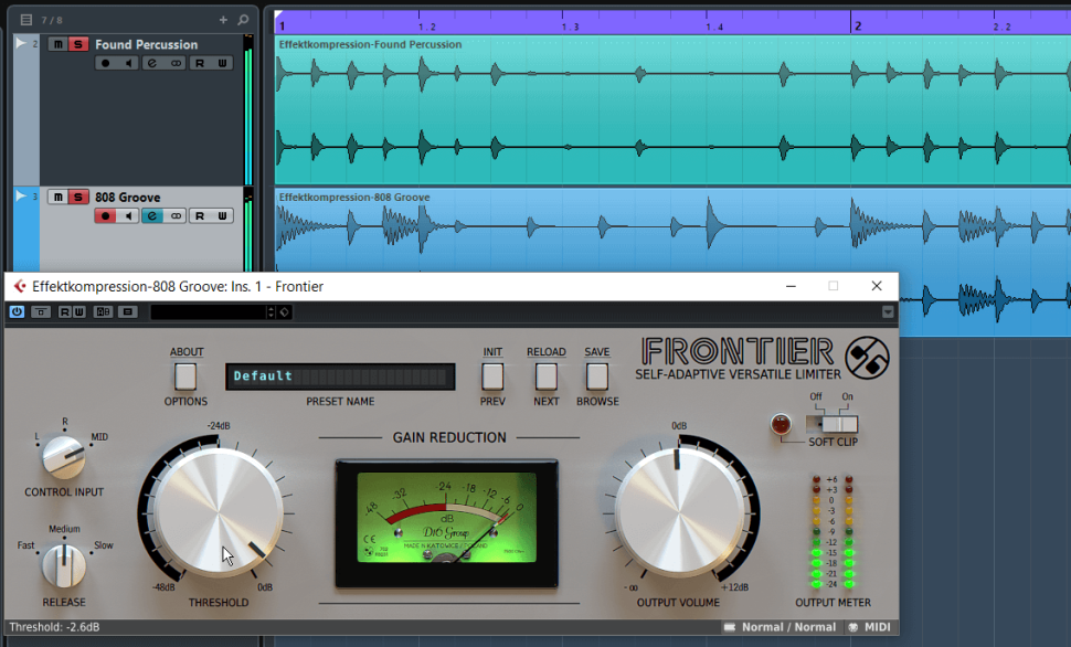 1 Groove: Mit dem richtigen Kompressor und Limiter können Sie selbst aus unspektakulären Beats gewaltige Grooves zaubern. Wir zeigen Ihnen dies am Beispiel eines TR-808-Beats und eines Percussion-Grooves. Platzieren Sie die Dateien Effektkompression-808 Groove und Effektkompression-Found Percussion auf zwei separaten Audiospuren Ihrer DAW. Laden Sie bei beiden den Limiter d16 Frontier als Insert-Effekt.