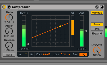 3 Quetschen: Auf die zweite Kopie laden wir einen anderen Kompressor (in unserem Falle den von Ableton Live) und setzen sowohl Attack als auch Release auf Minimum, Threshold wiederum auf Maximum. Der Loop wird nun regelrecht zerquetscht. Auch hier laden wir einen EQ als Lowcut, aber schon ab 300 Hz. Pannen Sie Kopie 1 halb nach links, Kopie 2 halb nach rechts und fahren die Lautstärke etwas herunter.
