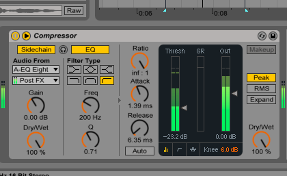 3 Reduktion: Gleichzeitig schneiden wir die tieferen Frequenzen per Lowcut weg. Die Return-Spur können Sie stumm schalten. Deren Signal nutzen wir als Sidechain-Quelle für einen Kompressor, den wir auf die Vocal-Spur laden. Stellen Sie Release auf einen kleinen Wert, damit wirklich nur die S-Laute gedämmt werden, und fahren Threshold weit herunter, bis die gewünschte Wirkung hörbar wird.