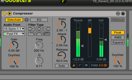 3 Sidechain: Als Sidechain-Quelle dient simplerweise die Spur mit dem Lead-Sound. Stellen Sie Threshold auf -22 dB oder mehr. Den Gesamteffekt können Sie verstärken, indem Sie Audio- und Return-Spur zu einem Bus routen und dort einen weiteren Kompressor laden, der beide Signale miteinander verschmilzt. Wichtig ist beim Lead-Sound allerdings, dass er Lücken enthält, denn sonst bleibt kein Platz für das Reverb.