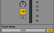 3 Latenz: Somit ist über diese Audiospur alles zu hören, was der Kompressor von sich gibt. Leider mit einer natürlichen Verzögerung von wenigen Millisekunden. Doch hierfür bieten die meisten DAWs Abhilfe. In Ableton Live beispielsweise Track Delay genannt. In Cubase ist es mit einem Uhr-Icon gekennzeichnet. Variieren Sie das negative Delay so lange, bis der Kompressor tight zu den anderen Spuren läuft.