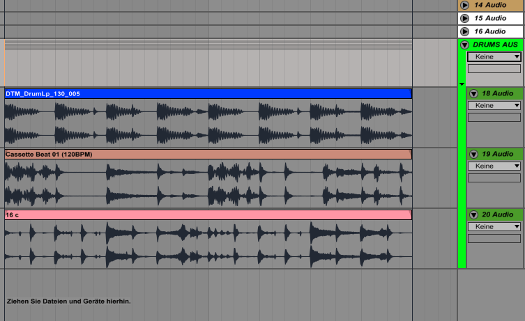 1 Summe: Es kommt schon mal vor, dass man Drums aus verschiedenen Quellen nutzt. Oft passen alle zueinander, manchmal sind sie vom Grundklang einfach zu verschieden. Ist aber nicht weiter wild, denn Kompressoren sind bekannt dafür, Sounds miteinander verkleben zu können. Wenn Sie also eine Konstellation mehrere Drums oder Loops haben, routen Sie alle beteiligten Spuren zu einem Bus bzw. einer Gruppe.