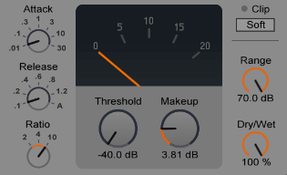 3 Kick vs. Bass/Pad: Mit einem Klick auf das blaue Kopfhörer-Symbol kontrollieren Sie das Eingangssignal des Sidechain. Stellen Sie Ratio auf mindestens 10:1 und wählen Sie sehr niedrige Werte für Attack und Release. Senken Sie die Threshold ab. Mit jedem Schlag der Bassdrum wird die Kompression aktiviert. Bass und Pad werden kurz leiser und machen Platz für die Bassdrum. Die Bassdrum kickt, der Beat pumpt. 