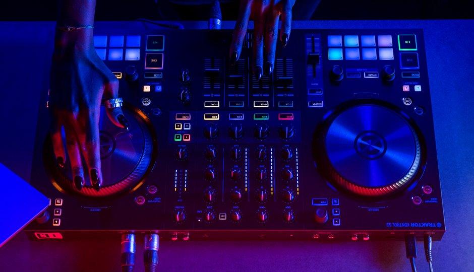 Test: Native Instruments Traktor Kontrol S3 - Kompakter DJ-Controller