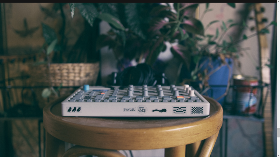 Das Design ist eher schlicht als schick, da helfen auch die mitgelieferten Aufkleber wenig.