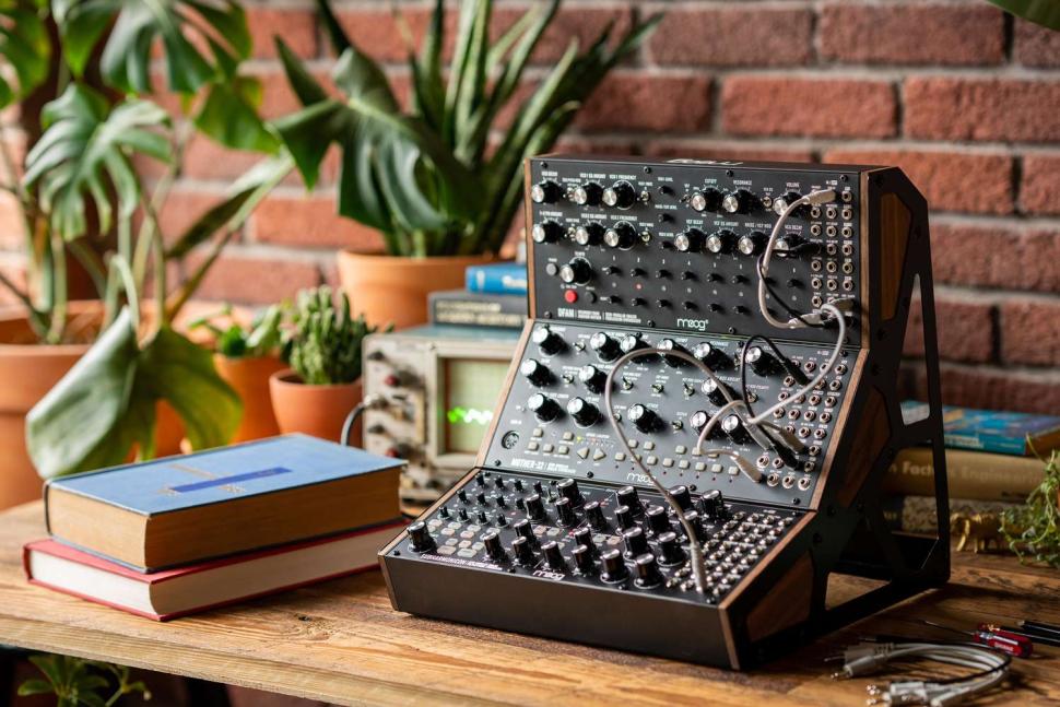 Wer über das nötige Kleingeld verfügt, kann sich zusammen mit Mother-32 und DFAM eine echte Moog-Groovebox zusammenbauen!