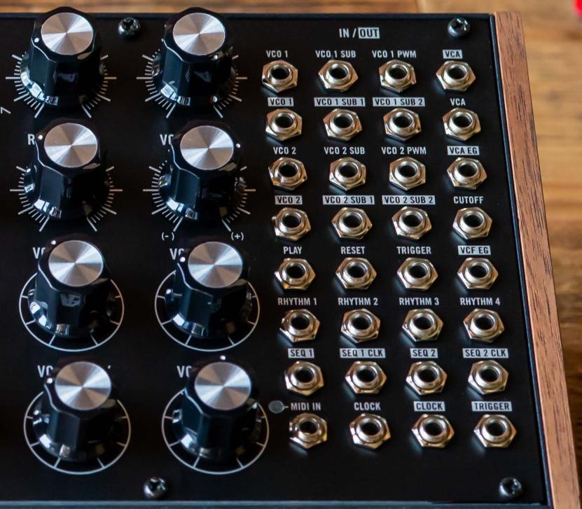 Über 32 Buchsen lässt sich die Klangerzeugung des semimodularen Synthesizers aufbohren, zudem erlaubt die Patchbay eine flexible Verknüpfung mit einem Modularsystem.