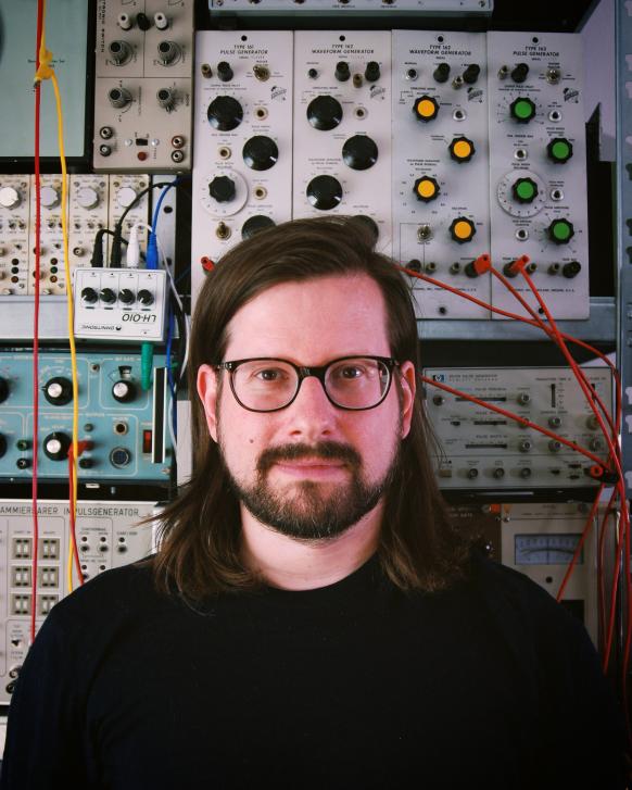 Über Hainbach -
Der in Berlin ansässige elektroakustische Musikkomponist und Performer Hainbach (Opal Tapes, Seil Records) kreiert bewegliche Audiolandschaften, die THE WIRE als „Eine Höllenfahrt“ bezeichnet. Mit esoterischen Synthesizern, Testgeräten, Magnetbändern und Idiophonen ist seine Musik sowohl abstrakt als auch eine sehr körperliche Erfahrung. Bekannt geworden ist er durch seine immersiven Live-Auftritte und durch seinen YouTube-Kanal, wo er experimentelle Musiktechniken einem breiteren Publikum nahe bringt.
www.hainbachmusik.com