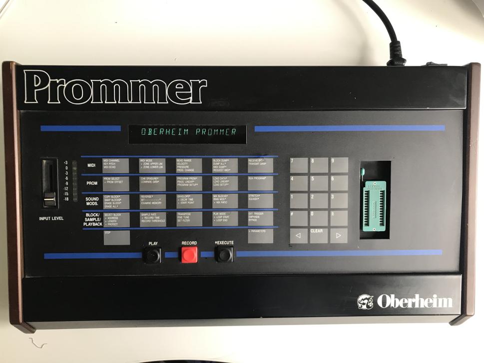 Mit dem Oberheim Prommer konnten schon in den 80er Jahren die Samples von digitalen Drum Machines ausgetauscht werden