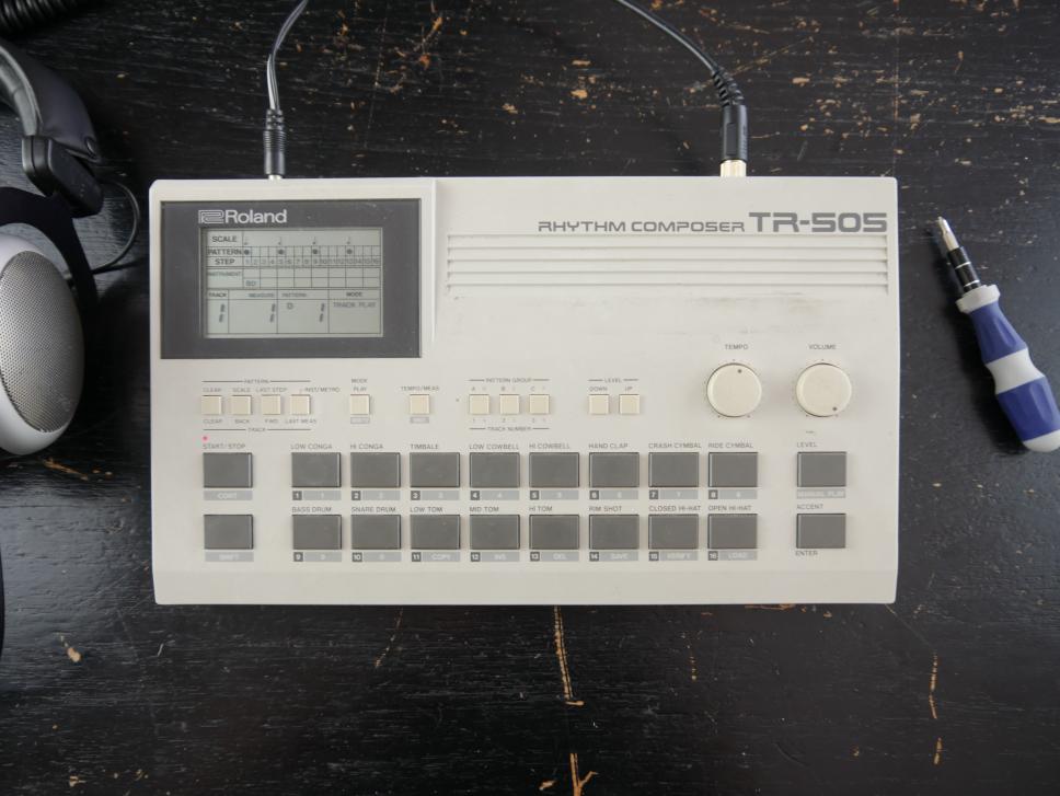 Die vermutlich unpopulärste Drum Machine aus der legendären Roland TR Reihe: die Roland TR-505