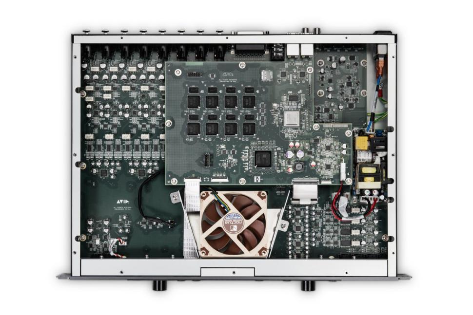 Zur Kühlung der acht internen DSP-Prozessoren mit 2,8 GHz hat Avid einen extrem leisen Lüfter eingebaut, sodass das Carbon auch eingebaut im Rack nicht zur störenden Lärmquelle wird.