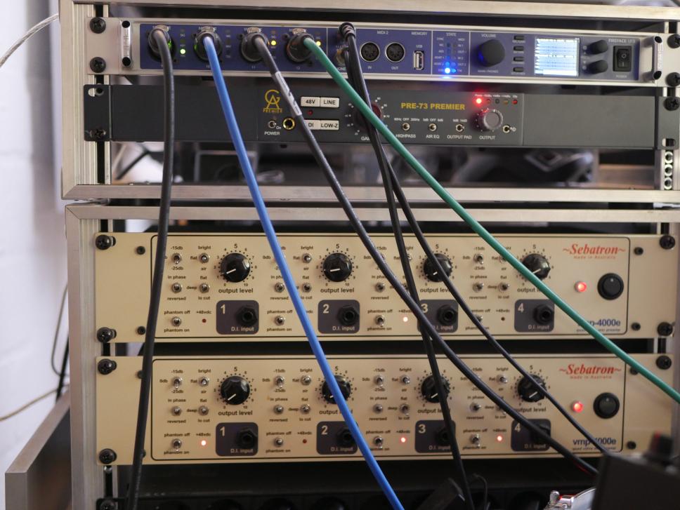 Externe Preamps, wie diese Sebatron Röhrenmodelle, müssen es am Anfang gar nicht unbedingt sein.
