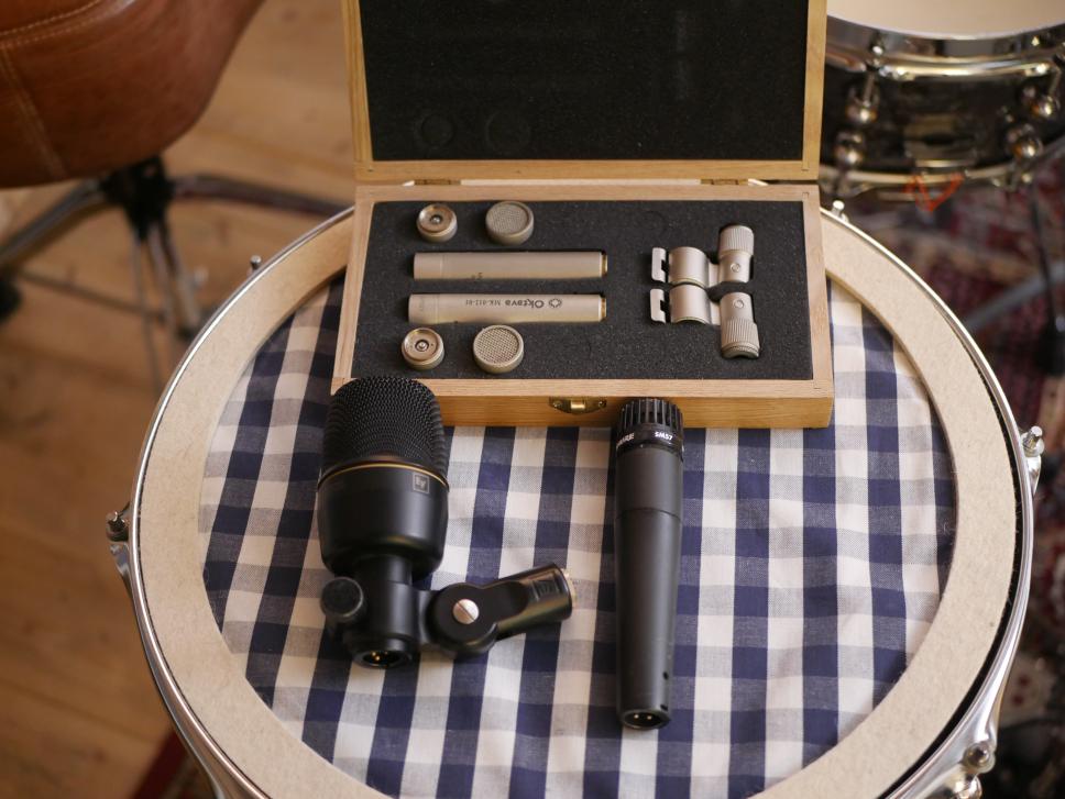 Zwei Stäbchen-Kondensator-Mikros, ein Bassdrum-Mikro, ein Snaredrum-Mikro: Mit dieser Grundausstattung können schon sehr gute Aufnahmen gemacht werden.
