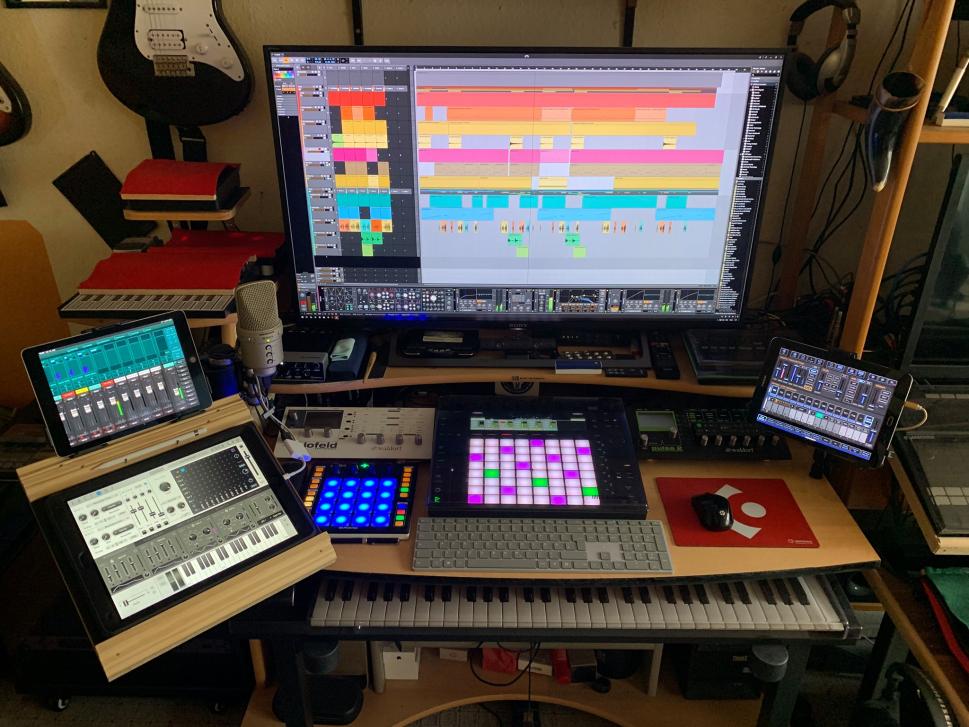 In Carstens Studio sind gleich vier Tablets eingebunden (drei davon im Bild), mitsamt MIDI und Audio.