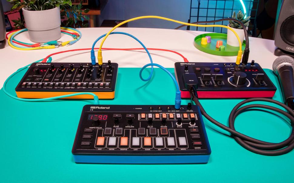 Rolands neue Compact-Serie kam ohne Ankündigung wie aus dem Nichts, verspricht aber jede Menge Sound im Handtaschenformat. Was die drei „Minions“ können, verraten wir im Test.