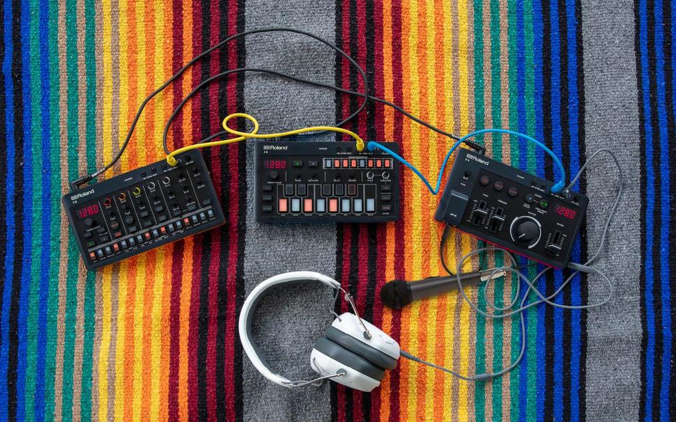 Die drei Instrumente können ohne zusätzliche Hardware wie Mixer oder MIDI-Box als komplettes Mini-Setup untereinander verknüpft werden