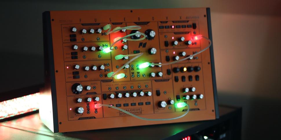 Die LEDs in den transparenten Patchkabeln machen den Signalfluss sichtbar.