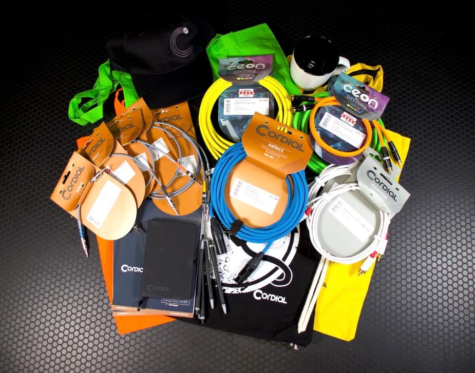 Zu den Highlights der Bundles zählen die Instrumentenkabel der Blacklight-Edition.