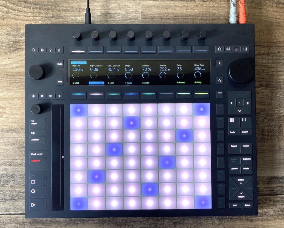 Unter der Haube schlummert (bzw. rackert) ein Intel-i3-Prozessor mit 8 GB RAM, sowie eine Festplatte mit 256 GB Speicher.