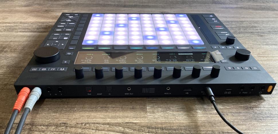 Auch bei den Anschlüssen gibt es massive Zugewinne im Vergleich zu Push 2: so hat „der Neue“ jetzt ein eigenes Audio-Interface an Bord.