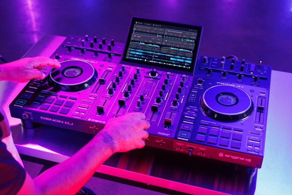 Der Standalone-DJ-Controller Prime 4+