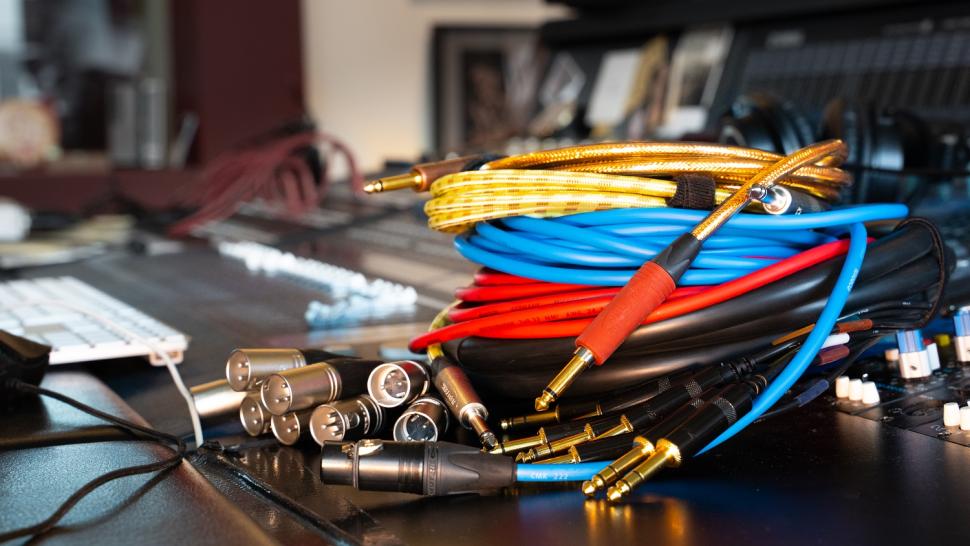 Da nützen die besten Monitore nix: Wenn's im Studio brummt, brummt die Kreativität nicht. Wir verraten, wie du den Störenfried enttarnst