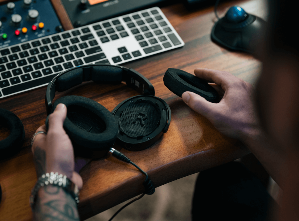 Die Producing-Ohrpolster (Velours) haben eine etwas wärmere Klangsignatur, um Perspektive zu erzeugen und den Anwendern zu helfen, den Klang ganzheitlich zu beurteilen.