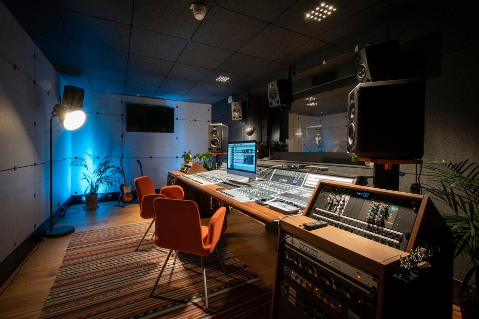 Hast du schon einmal davon geträumt, in einem High-End-Studio zu arbeiten? Praktische Schulungen helfen dir, die technischen Details zu beherrschen, die du brauchst, um professionelle Produktionen zu schaffen.
